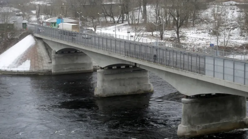 Ponte sobre o Rio Narva, que liga a Estónia à Rússia.