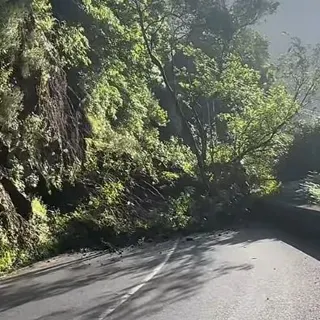 Circulação automóvel está, para já, interrompida, pois a via ficou totalmente bloqueada. Uma viatura ficou parcialmente soterrada pelo material que caiu da escarpa.&nbsp;