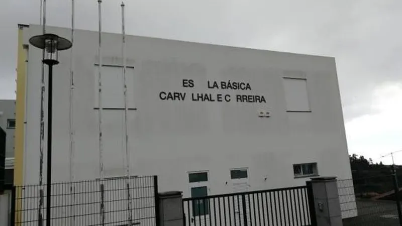 “Será que é este ano que o Pai Natal vai trazer o resto das letras como prenda para todos os que entram nesta escola da Ponta do Sol?” - questiona Luís Gouveia.