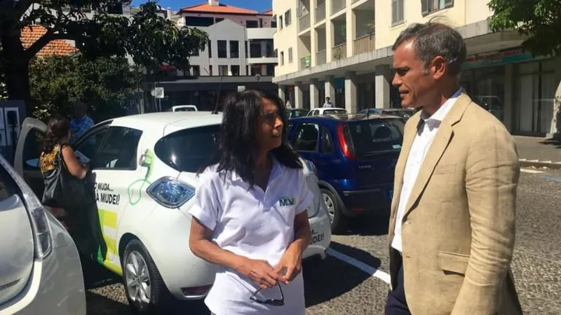 O ponto de carregamento para veículos eléctricos de Machico está instalado na Praceta 25 de Abril.
