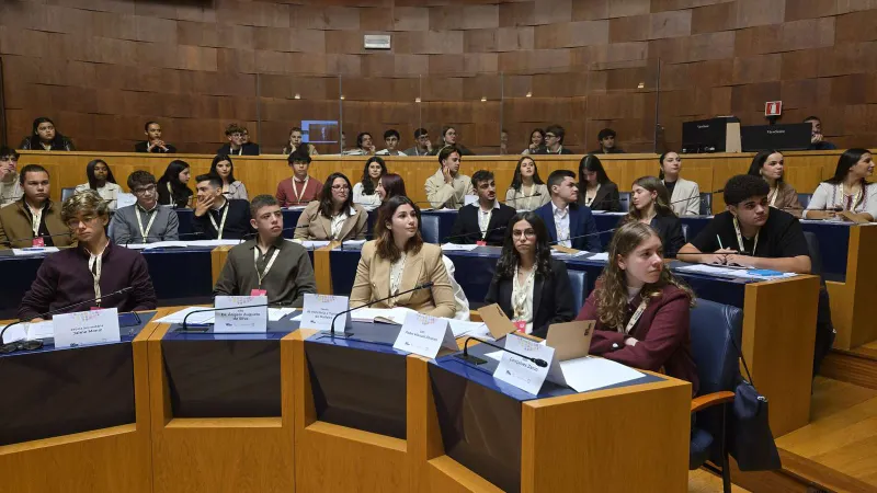 A sessão do Parlamento dos Jovens prossegue na parte da tarde.