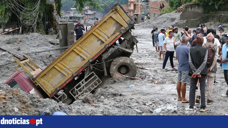 Menina de 6 anos resgatada com vida no Nepal após ter ficado 60 horas presa