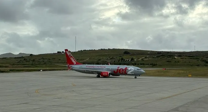 O avião da Jet2 que vinha de Londres e que acabou por aterrar no Porto Santo. Foto Gonçalo Maia