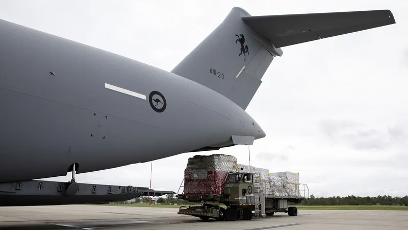 A ajuda, para já, é prestada pelos países mais próximos, como é o caso da Austrália.&nbsp; &nbsp;Foto&nbsp;EPA/LACW KATE CZERNY/RAAF