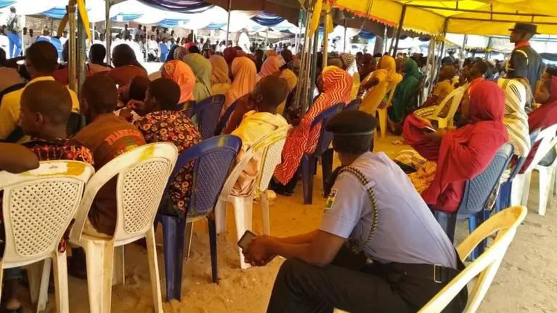 Grupo de jovens rapazes e raparigas libertados das mãos do Boko Haram.    Foto REUTERS/Kolawole Adewale