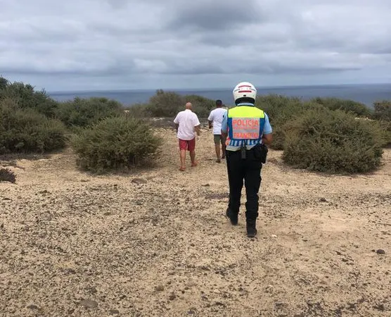 A Polícia e o delegado de saúde estiveram na zona onde foram descobertas as ossadas humanas. Fotos Gonçalo Maia