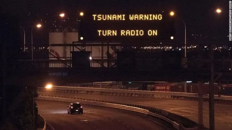 Entidades estão a avisar a população do tsunami que está a atingir a área.