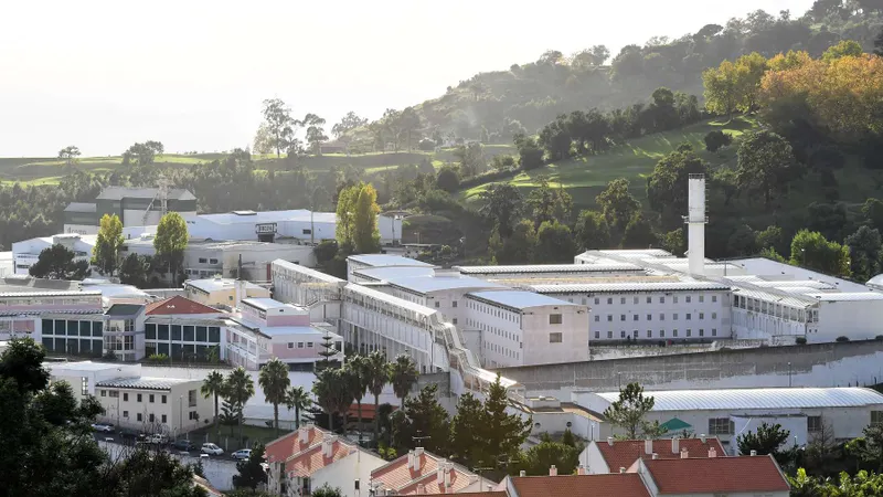 O terreno fica localizado nas proximidades da cadeia da Cancela, daí ser necessária autorização do executivo nacional.
