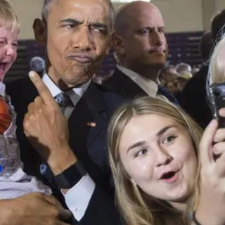 Barack Obama com um bebé de dez meses durante a campanha por Hillary Clinton em Ohio.