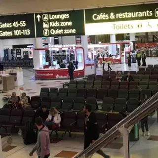 A zona de embarque encontra-se praticamente deserta.