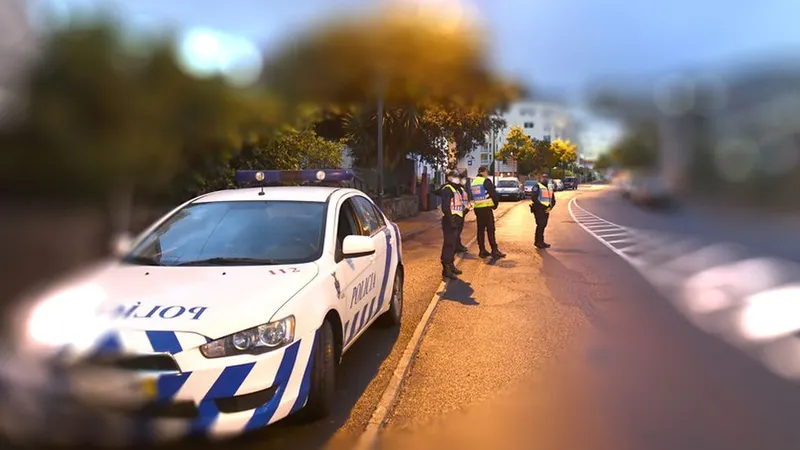 A PSP tomou conta da ocorrência, tendo apurado uma taxa de alcoolémia de 1,99 g/l.