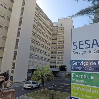 As vagas agora abertas deverão ser preenchidas, sobretudo, pelos médicos recém-especialistas que terminaram a sua formação, no ano passado, no SESARAM.