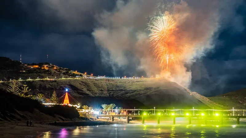 O Porto Santo volta a contar com dois postos de fogo, um no Cais Velho e outro no Miradouro da Portela.&nbsp;
