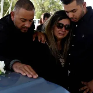 Maximo Rosa, Linda Duarte and Alvaro Antuna partilham a dor no funeral de Juan Velazquez, uma das vítimas do massacre de El Paso, no Texas.  Foto REUTERS/Callaghan O’Hare