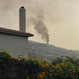 A coluna de fumo é visível de vários pontos da cidade do Funchal. Foto: André Ferreira