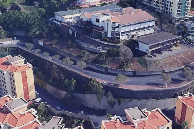 A queda aconteceu na zona junto à curva da Estrada Monumental.&nbsp; Foto Google Earth