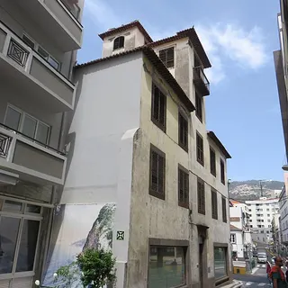 Edifício torreado da rua dos Netos, n.º 77, visto de poente. (Atribuição: PESP / Wikimedia CC-BY-SA 4.0)