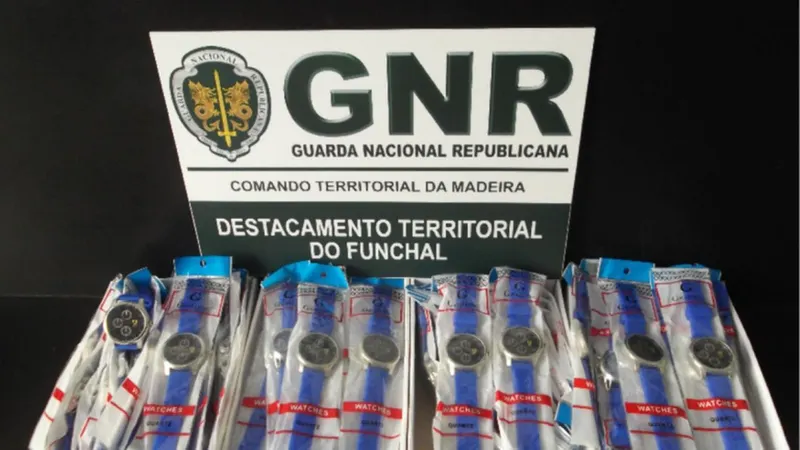 Foram apreendidos 65 relógios contrafeitos.