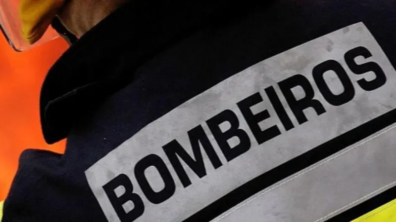 Os bombeiros foram chamados ao local para apagar um fogo no exterior. Quando lá chegaram, a casa estava em chamas.