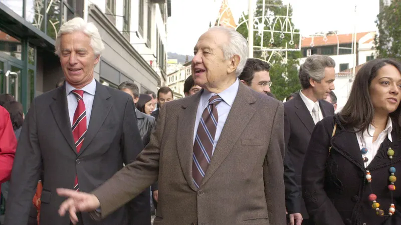 Durante a campanha presidencial, em 2005, nas ruas do Funchal, com António Trindade.