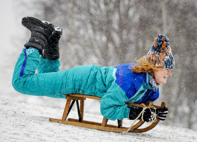 Uma mulher desliza num trenó no Griftpark, Utrecht, Holanda. FOTO ROBIN VAN LONKHUIJSEN/EPA