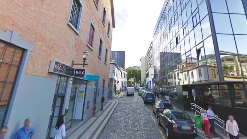 Imigrante foi roubado e ameaçado com uma faca na Rua do Hospital Velho.