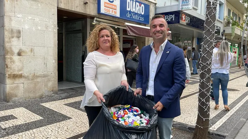 Susana Pimenta, responsável pela circulação do DIÁRIO, entregou esta manhã a Filipe Rebelo as tampinhas recolhidas no âmbito do mural instalado na Rua Fernão Ornelas.