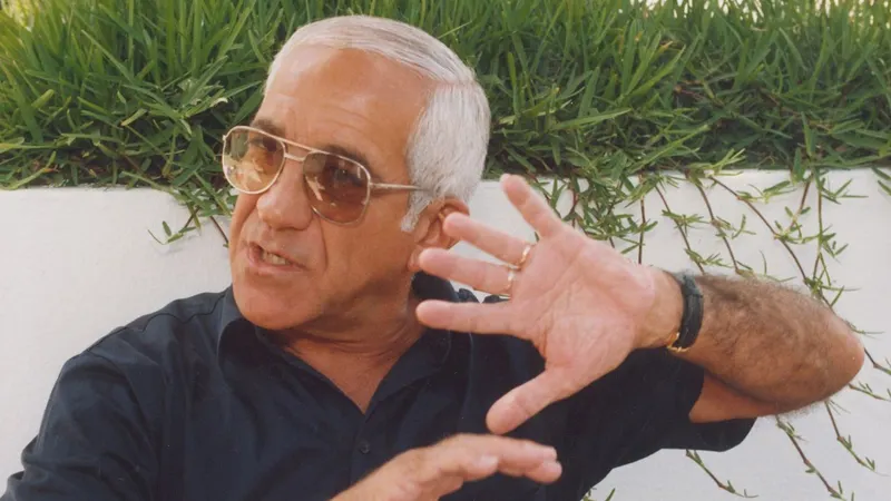 Otelo Saraiva de Carvalho em conversa com o DIÁRIO, no Porto Santo, onde passou férias em Agosto de 1995.&nbsp; &nbsp;Foto Arquivo/Rui Marote