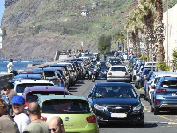 Aspecto do trânsito na marginal do Paul do Mar este domingo.