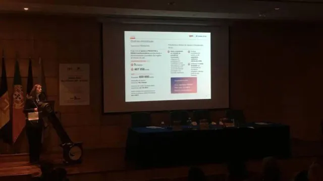 Maria João Cabral, directora da Fundação ‘Lai Caixa’ foi a primeira representante a subir ao palco para prestar esclarecimentos