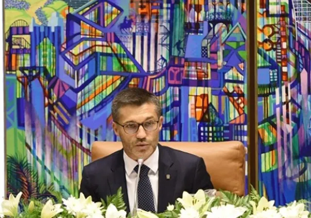 O presidente da Assembleia Legislativa dos Açores vinha acompanhado da esposa, do Chefe de Gabinete e da Adjunta da Presidência.&nbsp;
