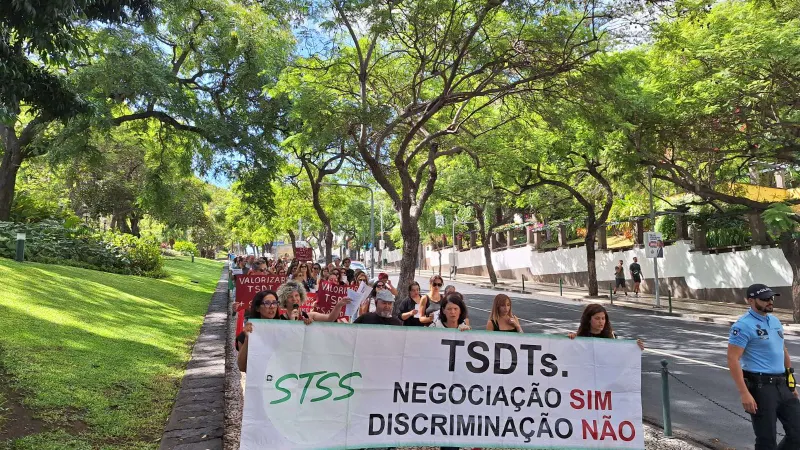 Cerca de uma centena de técnicos superiores de diagnóstico e terapêutica manifestou-se esta sexta-feira, no Funchal, acompanhando as acções realizadas a nível nacional.&nbsp;