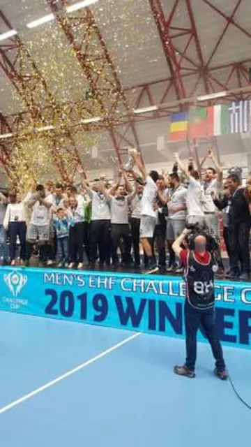 CSM Bucuresti levanta o troféu. Foto Herberto Duarte Pereira