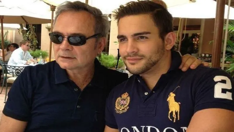 O jovem assassinado, na foto com o seu pai.