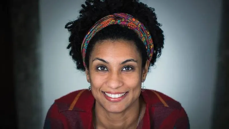 Na noite de 14 de Março de 2018, a vereadora brasileira, activista e defensora dos direitos humanos, Marielle Franco, e o motorista, Anderson Gomes, foram baleados mortalmente num bairro no centro do Rio de Janeiro. 