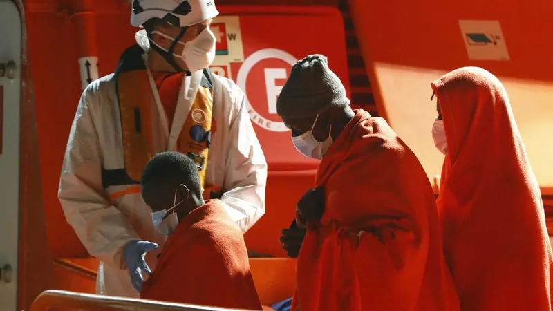 Também à espera de um porto estão os 145 migrantes a bordo do Sea Watch, alguns dos quais foram resgatados há mais de dez dias.