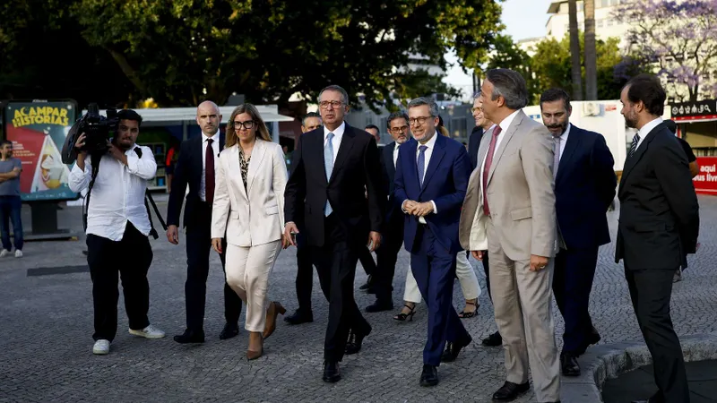 O Presidente da República, António José Seguro (C), acompanhado pela ministra da Cultura, Juventude e Desporto, Margarida Balseiro Lopes (C-E) e pelo presidente da Câmara Municipal de Lisboa, Carlos Moedas (C-D), durante a cerimónia de inauguração da 96.º Feira do Livro de Lisboa, no Parque Eduardo VII.
