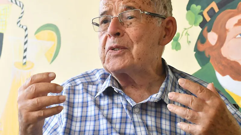 <b>Bernardino Andrade é o fundador do grupo ‘Gente Ajudando Gente’, um projecto que vai ao encontro dos mais frágeis e excluídos.</b>