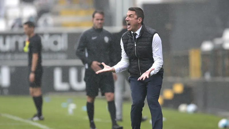 Treinador espanhol somou o sétimo jogo consecutivo sem vencer.