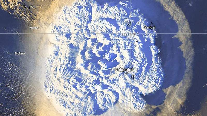 Imagens da primeira grande erupção sentida no sábado.&nbsp; &nbsp;Foto&nbsp;EPA/TONGA METEOROLOGICAL SERVICES